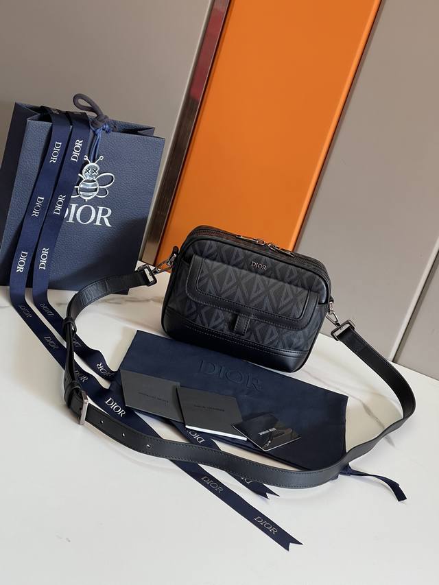 顶级原单配蓝盒 这款 Dior Hit The Road 信使包是本季新品 将现代风格与 Dior 的高订精神融为一体 采用迪奥黑 Cd Diamond 图案帆