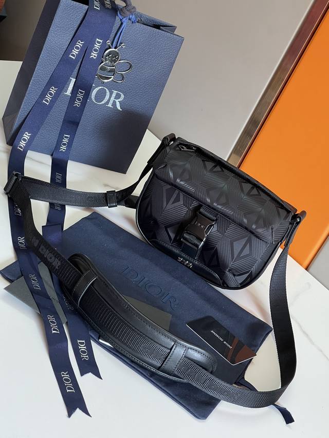 顶级原单 这款 Dior Explorer 手袋搭配肩带 是本季新品 灵感源自经典的信使包元素 重新诠释 Dior 男士滑雪限定系列的经典设计 采用黑色尼龙精心