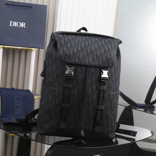 市场最高版本 欢迎对比 这款 Dior Explorer 双肩背包从登山运动的准则汲取灵感 经过重新诠释彰显高订风范 采用标志性的米色和黑色 Oblique 印