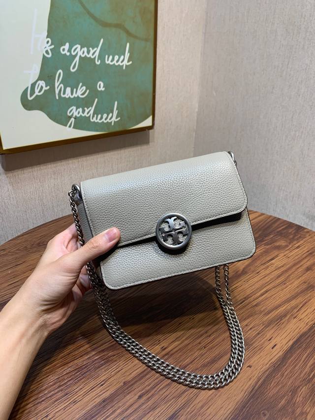 编号920 新款 Tory Burch 汤丽柏琦 Olivia链条包 包身利落有型 标志性双 T Logo 立体夺目 本款olivia迷你皮革手袋 饰以手工涂绘