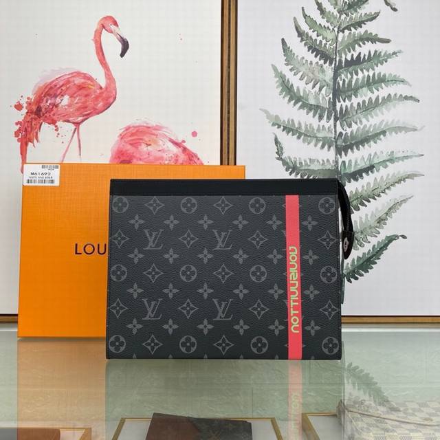 Louis Vuitton 顶级原单 独家背景 M61692 黑花红条丝印 尺寸:27.0X 21.0X 3.0 Cm 由全新标志性黑灰monogram Ecl