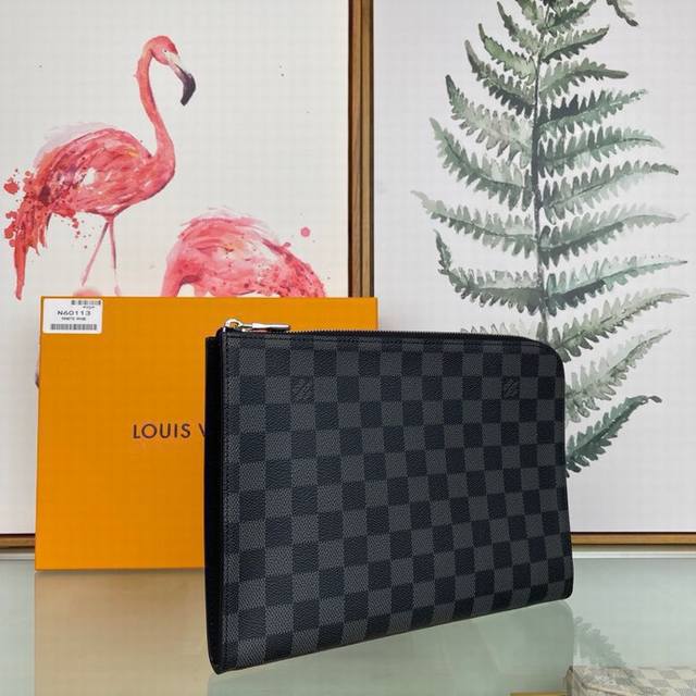 Louis Vuitton 顶级原单 独家背景n60113 尺寸:27.0 X 19.0 X 0.5 厘米 由damier Graphite帆布裁制而成的路易威