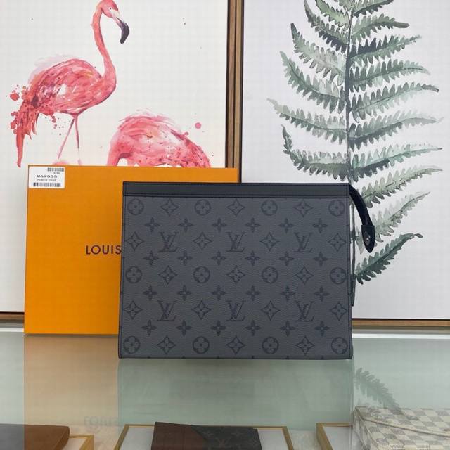 Louis Vuitton 顶级原单 独家背景m69535 尺寸:27.0X 21.0X 3.0 Cm Pochette Voyage 中号手拿包以 Monog