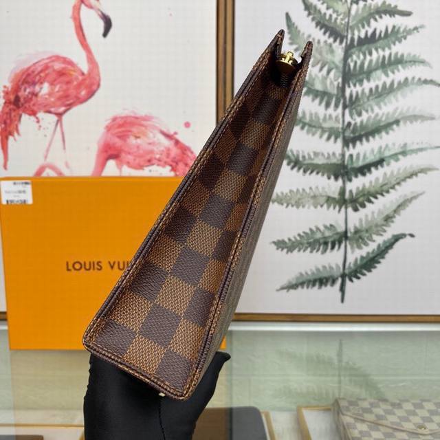 Louis Vuitton 顶级原单 独家背景 M47542啡 26号盥洗袋monogram帆布化妆盒 内部空间宽敞 两侧采用接裆式设计 方便取放物品 可将它轻