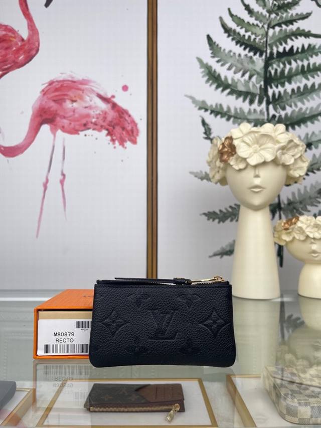 Louis Vuitton 顶级原单 独家背景 M80879 黑色m62650 全皮压花 尺寸:12.0 X 7.0 Cm 雅致又实用的小皮包 供放零钱和钥匙之