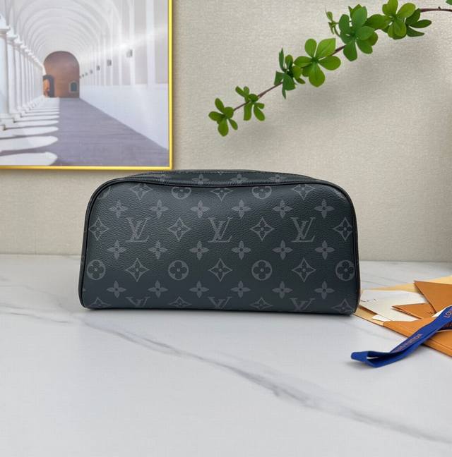 Louis Vuitton 顶级原单 独家背景 M46354黑花 尺寸: 28.0 X 15.0 X 16.5 厘米 本款 Dopp Kit 盥洗袋选用 Mon