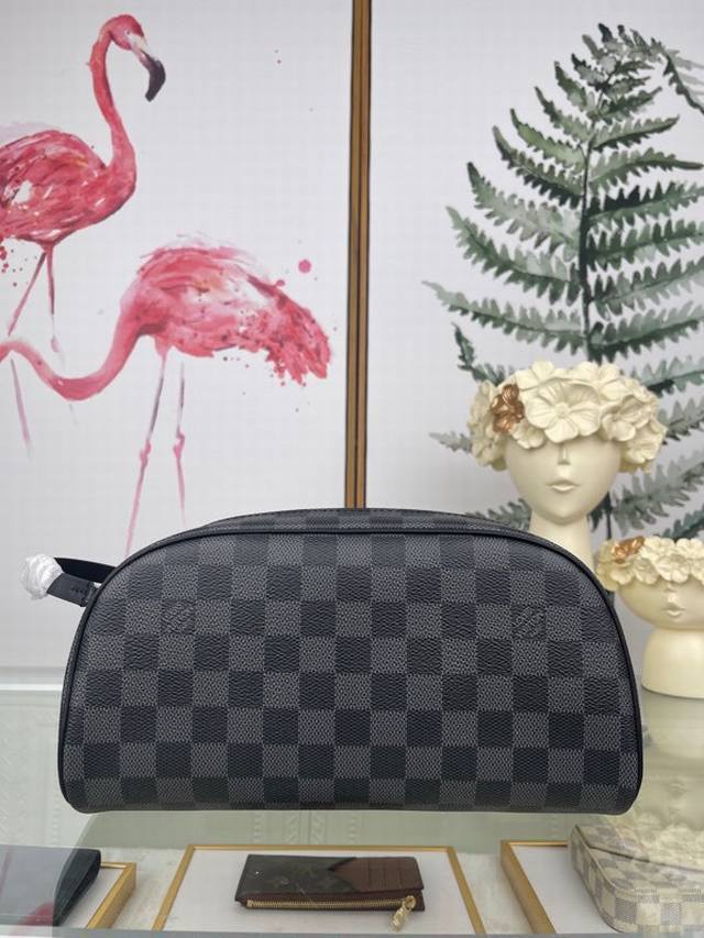 Louis Vuitton 顶级原单 独家背景n47527 黑格 N47528 黑格 尺寸:28.0X 16.0X 13.0 Cm 这款特大号的盥洗包外观大方