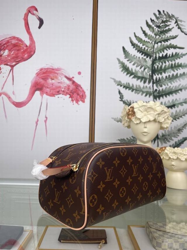 Louis Vuitton 顶级原单 独家背景m47527 老花 M47528 老花 尺寸:28.0X 16.0X 13.0 Cm 这款特大号的盥洗包外观大方