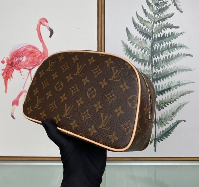 Louis Vuitton 顶级原单 独家背景 M47527老花 尺寸 25.5 X 17.0 X 9.0 Cm 洗漱包 这款damier帆布盥洗包设有内贴袋略