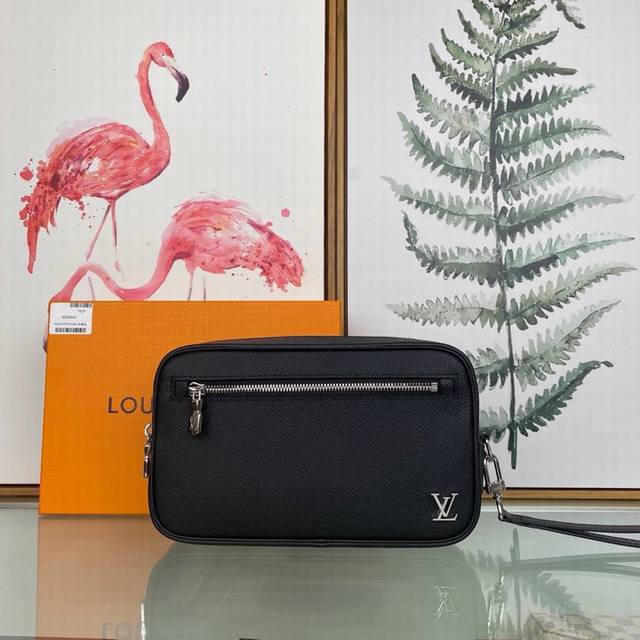 Louis Vuitton 顶级原单 独家背景 M30441 尺寸:25.0X 15.5X 6.5 Cm Pochette Kasai 手拿包以质感细腻的 Ta