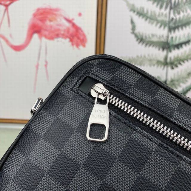 Louis Vuitton 顶级原单 独家背景n41664 尺寸:25.0X 15.5X 6.5 Cm 宽敞的拉链开口 丰富的内外口袋与插槽带来极强的实用性 此