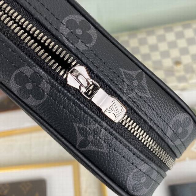 Louis Vuitton 顶级原单 M43384黑花 尺寸: 21 X 6 X 13.5 Cm 经典洗漱包 这款小号的盥洗包外观大方 容量充足 面料为手感柔软