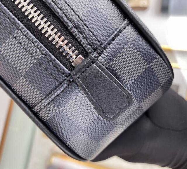 Louis Vuitton 顶级原单n47521黑格 尺寸:26 X 17 X 7厘米 如今 旅行者们都希望拥有一款实用的盥洗包可轻松放入行李箱 作短途旅行之用