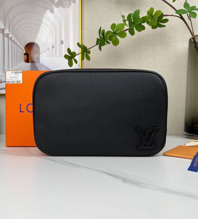Louis Vuitton 顶级原单 独家背景 M20912洗簌包 尺寸 26 X 17 X 7 厘米 如今 旅行者们都希望拥有一款实用的盥洗包可轻松放入行李箱