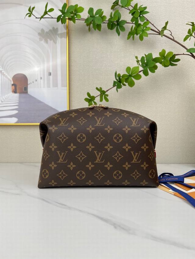 Louis Vuitton 顶级原单 独家背景m46458老花 尺寸 27 X 18 X 9 厘米 本款化妆包选用经典 Monogram 涂层帆布和金属件 搭配