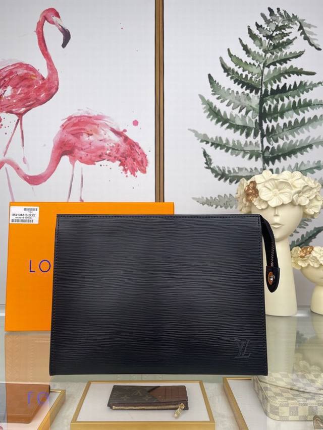 Louis Vuitton 顶级原单 独家背景 M41366 黑色 尺寸: 25.0X 20.0X 5.5 Cm 此款盥洗袋是精妙绝伦的创意杰作 它既是由epi