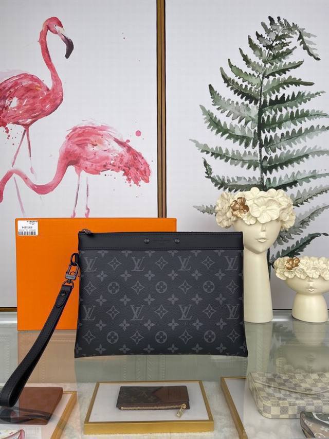 Louis Vuitton 顶级原单 独家背景 M81569 手包 尺寸: 30.0 X 21.5 X 1.0 厘米 全新 Pochette To-Go 手拿包