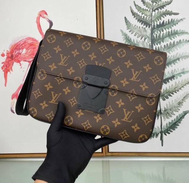 Louis Vuitton 顶级原单 独家背景 M80560 尺寸: 27 X 21 X 3.5 厘米 本款 S Lock 4A 手袋由 Monogram Ma