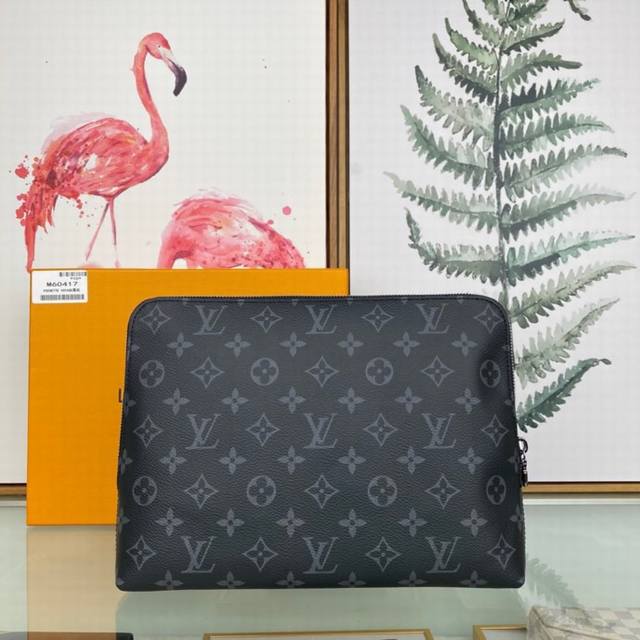 Louis Vuitton 顶级原单 独家背景m60417黑花 尺寸:21 X 27 X 5 厘米 New Pouch 手拿包取材 Damier Graphit