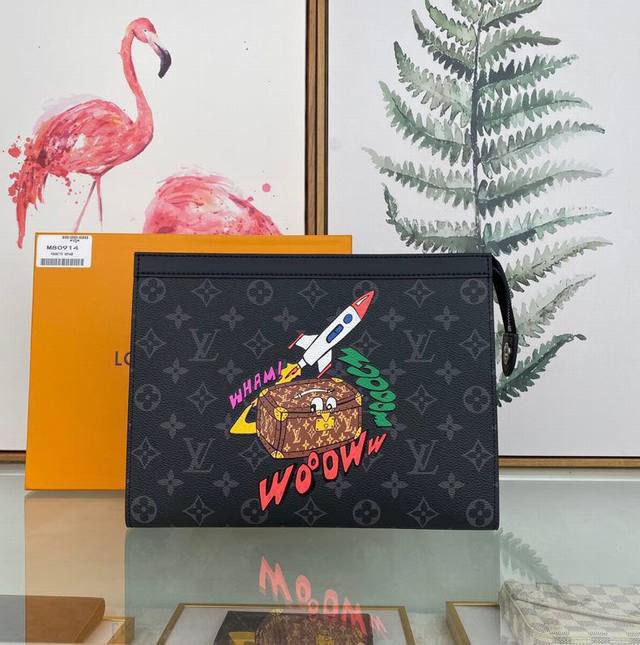 Louis Vuitton 顶级原单 独家背景 M80914 尺寸:26 X 20 X 5 Cm 圣诞丝印洗漱包 Monogram Eclipse帆布裁制而成