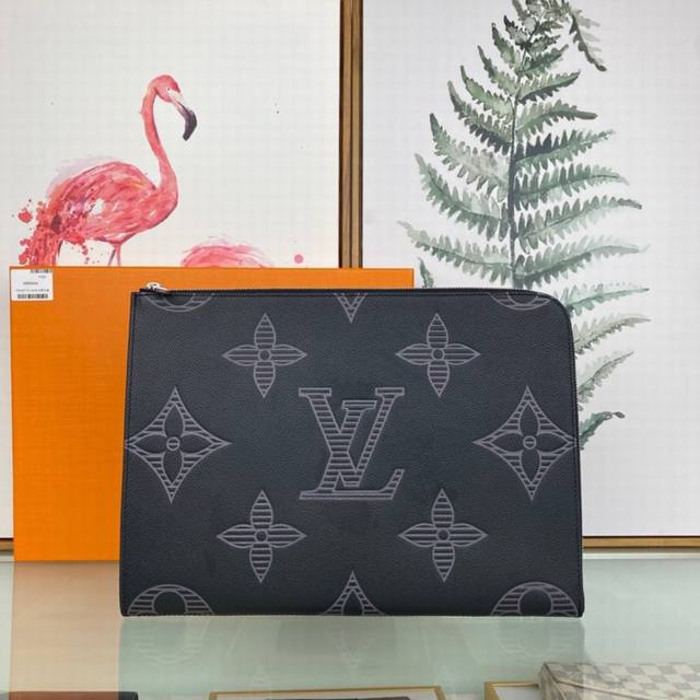 Louis Vuitton 顶级原单 独家背景m80044 尺寸:35 X 25 X 2 厘米 Pochette Jour 大号手袋为 Taurillon Sh