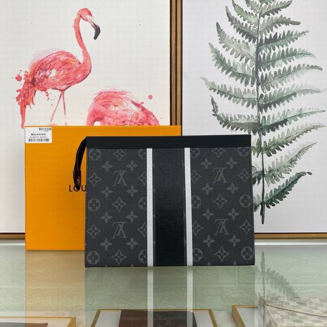 Louis Vuitton 顶级原单 独家背景 M64440黑花丝印 此款与日本设计师藤原浩合作设计的pochette Voyage 中号手袋融汇品牌传统元素