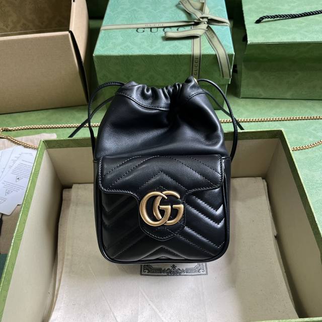 配全套原厂绿盒包装 Gg Marmont系列迷你水桶包 这款迷你水桶包以黑色绗缝v型皮革匠心打造 作为gg Marmont系列的标志性元素 金色调双g造型配件是
