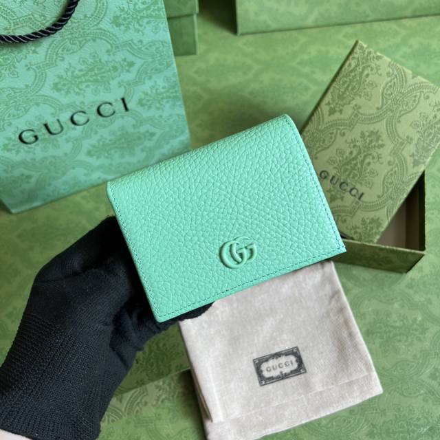 配全套原厂绿盒包装 Gg Marmont系列卡包 这款gg Marmont系列卡包采用经典耐看的浅绿双色皮革制作 为aria-时尚咏叹调 系列再添经典之作 双g