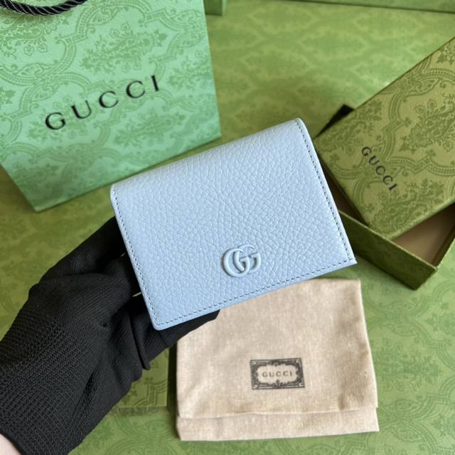 配全套原厂绿盒包装 Gg Marmont系列卡包 这款gg Marmont系列卡包采用经典耐看的浅蓝双色皮革制作 为aria-时尚咏叹调 系列再添经典之作 双g