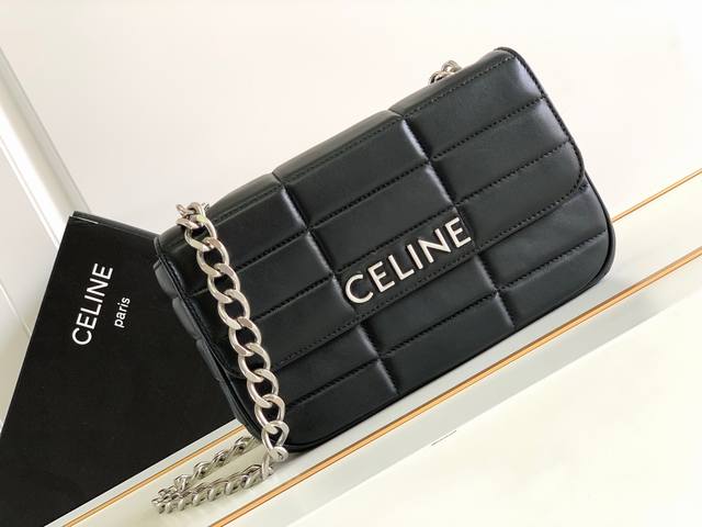 Celine新品 Matelass Monochrome绗缝羊皮革链条肩背包 全新的标志设计以及绗缝造型 将矩形绗缝元素融入简约廓形手袋 细腻皮革搭载链条细节