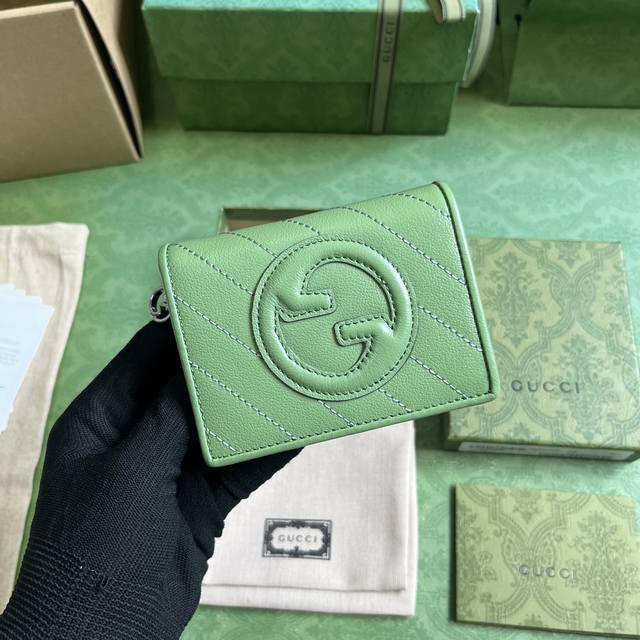 配全套原厂绿盒包装 Gucci Blondie系列卡包 Gucci Blondie系列以品牌颇为大胆的一款图案搭配同色调皮革设计 处处散发着含蓄内敛的气息 该系