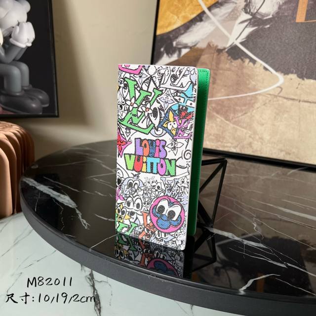 顶级原单 M82011 本款 Brazza 钱夹以涂层帆布为画布 令经典 Monogram 图案的花卉和字母变身卡通人物 传达惊奇和赞叹等丰满情绪 功能性设计适