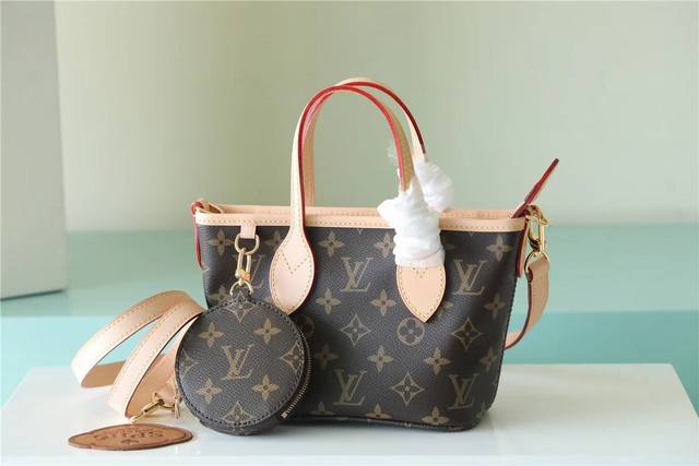 顶级原单 M46705杏色 M46786玫红 皮肩带 neverfull 中号手袋 Neverfull 经典手袋 探索袋内精致细节 重新设计的内袋采用了清新的织