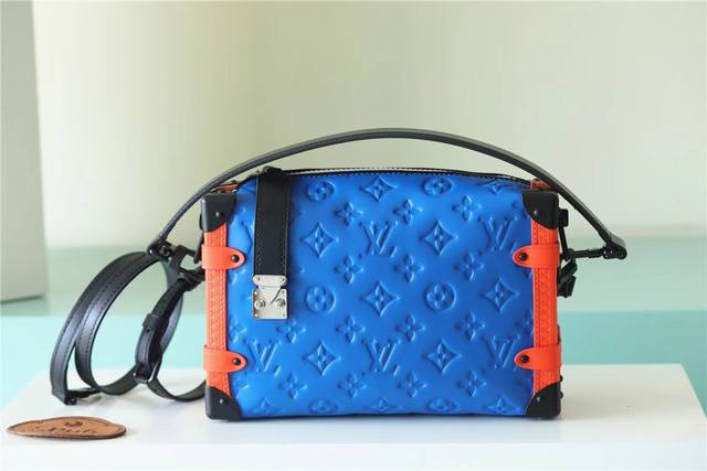 顶级原单 蓝色 side Trunk M46358手袋本款 Side Trunk 手袋为 Nicolas Ghesquiere 受品牌经典旅行箱灵感启发而打造的