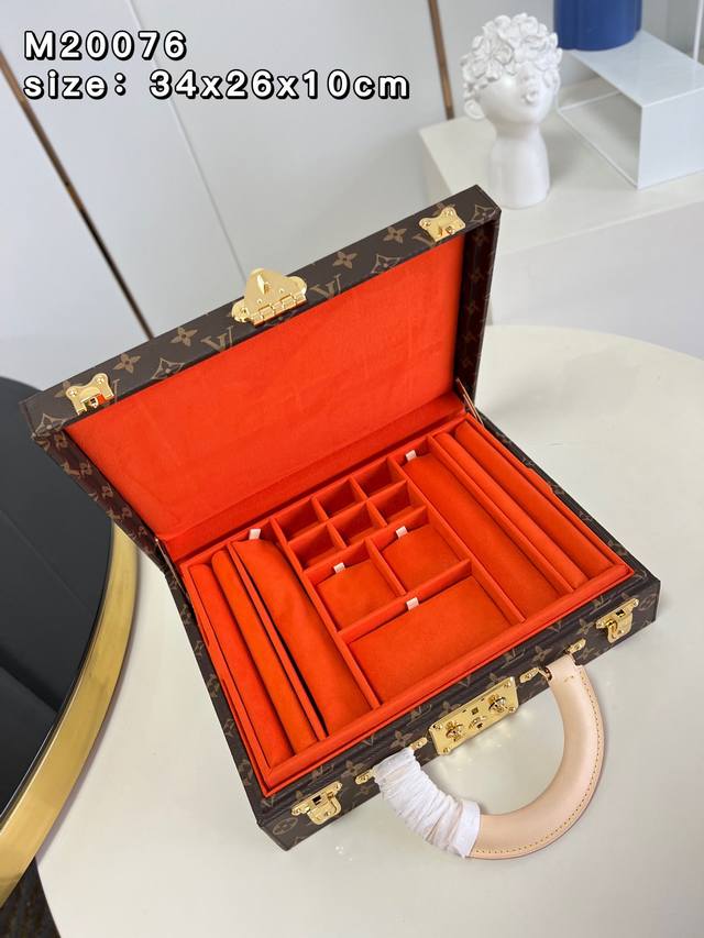 顶级原单 M20076橙 Bote Bijoux 珠宝箱 这款 Monogram 珠宝箱尤其适合在旅行时用以携带珍贵物件 设有十三个大小不一的隔层 采用s锁配两
