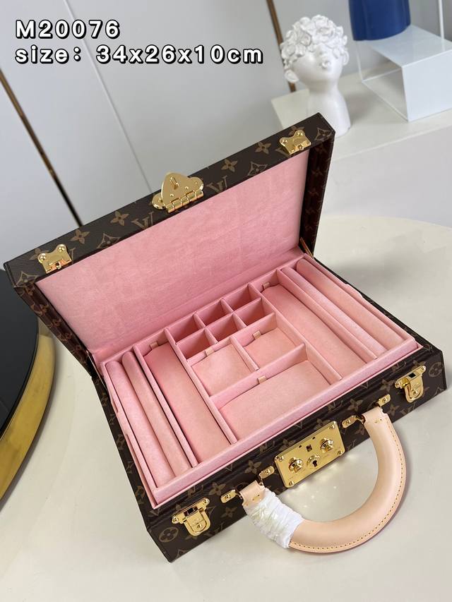 顶级原单 M20076 Bote Bijoux 珠宝箱 这款 Monogram 珠宝箱尤其适合在旅行时用以携带珍贵物件 设有十三个大小不一的隔层 采用s锁配两个