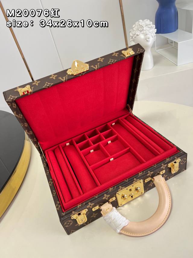 海外顶级原单 M20076红 Bote Bijoux 珠宝箱 这款 Monogram 珠宝箱尤其适合在旅行时用以携带珍贵物件 设有十三个大小不一的隔层 采用s锁 - 点击图像关闭