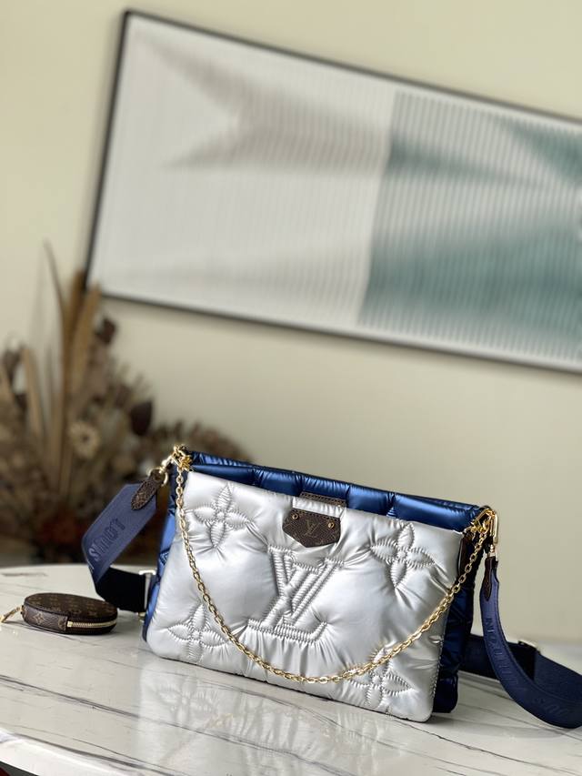 顶级原厂 M21057 银色 蓝色 Maxi Multi Pochette Accessoires 手袋采用 Econyl 再生锦纶 以 Monogram 刺绣