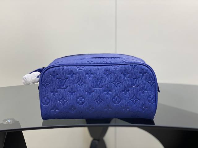 顶级原厂 M59478蓝色全皮 洗漱包手包系列 這款dopp Kit梳洗包以細緻粒面taurillon Monogram皮革製造 以優雅的方式攜帶梳洗用品及其他