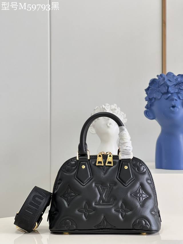 顶级原单 M59793黑本款 Alma Bb 手袋秉承 1930 年代装饰艺术风格精髓 为形态丰盈的绗缝牛皮革刺绣 Monogram 图案 搭配轧制皮革手柄和可