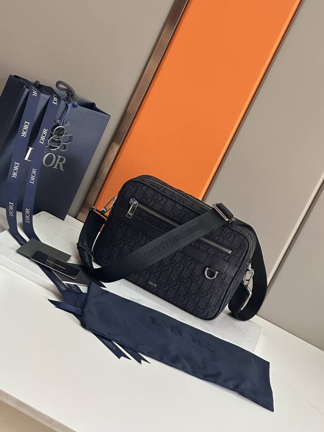 型号 93307大号 顶级原单 这款经典的 Safari 手袋是二零二三冬季男装系列新品 搭配肩带 宽大而实用 采用米色和黑色 Oblique 印花面料精心制作