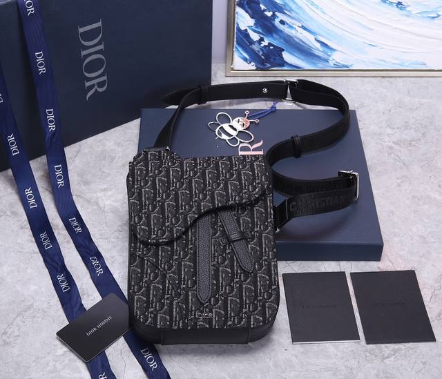 内置芯片 配盒子 Dior Oblique 老花印花马鞍手拿包将实用与奢华融为一体 精巧的尺寸和不同的背挎方式更显现代时尚 标志性的 Oblique 印花和精致