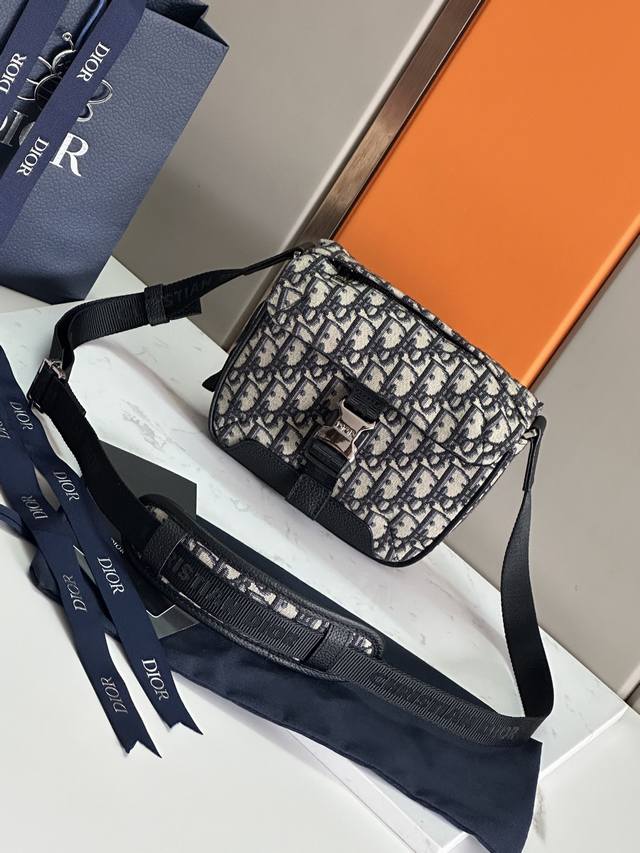 顶级原单 这款 Dior Explorer 手袋从经久不衰的信使包经典标识汲取灵感 重新演绎高订风格版本 采用标志性的米色和黑色 Oblique 印花提花面料精