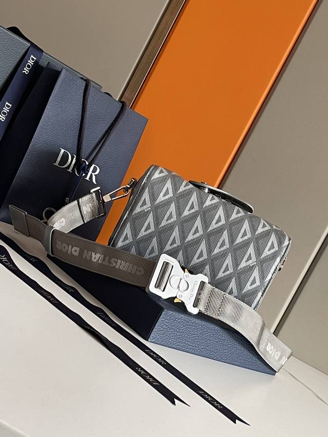 这款 Dior Lingot 信使包是本季新品 实用优雅 别具一格 结构分明 采用迪奥灰 Cd Diamond 图案帆布精心制作 从 Dior 档案汲取灵感 正