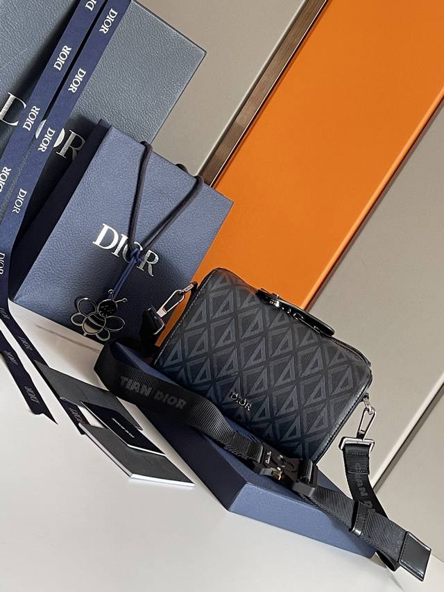 这款 Dior Lingot 信使包是本季新品 实用优雅 别具一格 结构分明 采用迪奥灰 Cd Diamond 图案帆布精心制作 从 Dior 档案汲取灵感 正