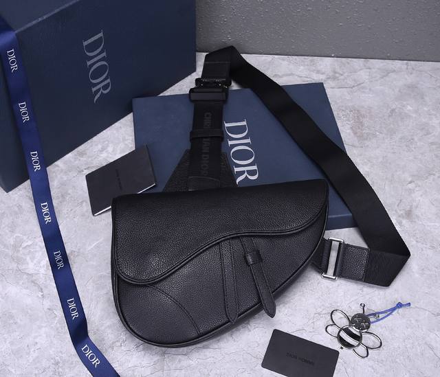 原单品质 Dior马鞍包新色-纯黑色皮 男款的saddle Bag新任设计师kim Jones首次操刀设计的第一季度 马鞍包的背带扣绝对是亮点 朋克感十足的科幻