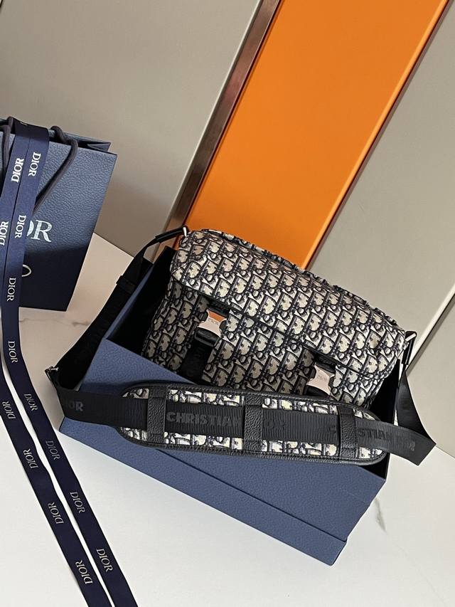 顶级原单 配盒子 这款 Dior Explorer 手袋从经久不衰的信使包经典标识汲取灵感 重新演绎高订风格版本 采用标志性的米色和黑色 Oblique 印花提