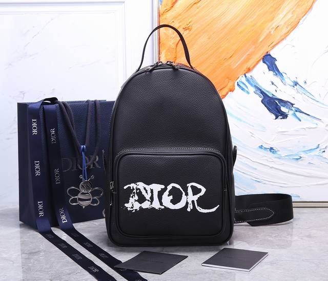 顶级原单 型号 93321 这款单肩包来自 Dior 与艺术家 Peter Doig 携手打造的艺术家合作系列 从 Rider 双肩背包汲取灵感 精巧实用 采用