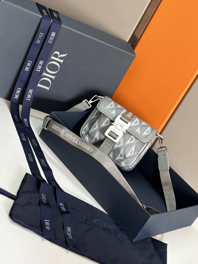 顶级原单配蓝色盒子 这款 Safari 信使包实用小巧 便于日常携带 采用迪奥灰 Cd Diamond 图案帆布精心制作 从 Dior 档案汲取灵感 饰以同色调
