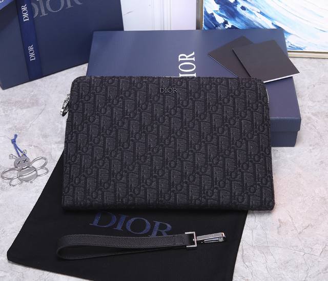 顶级原单质量 dior迪奥oblique手拿包 配专柜正品黑盒 型号 2Obca2510 米色和黑色 Oblique 印花 外部饰以金属覆层黄铜镌刻的 Dior